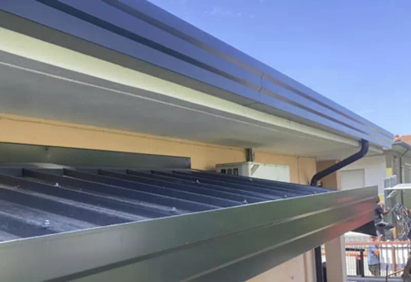 Installazione-grondaie-e-scossaline-per-tetti-a-Milano-Varese